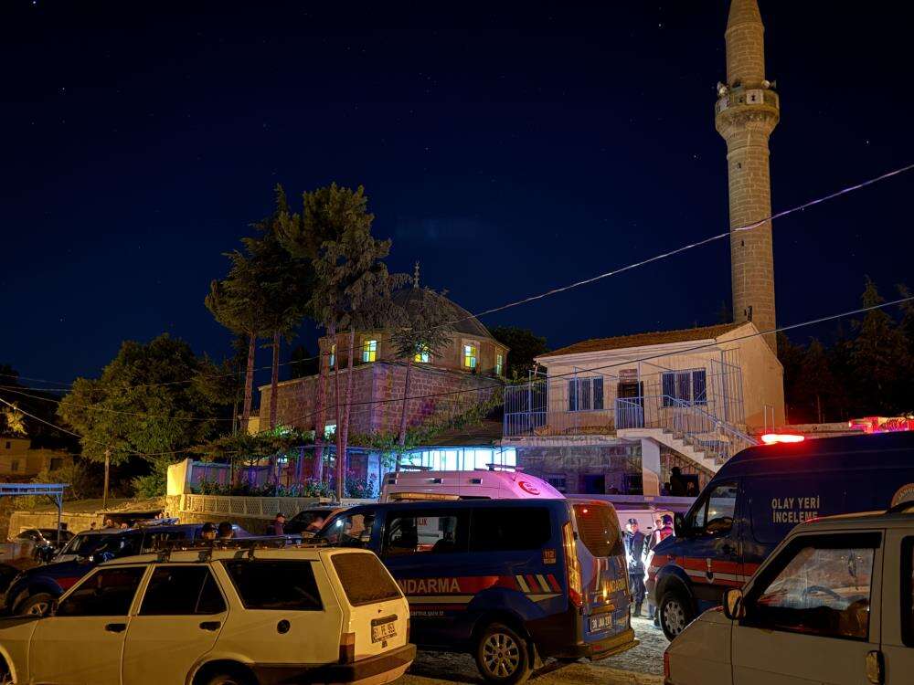 Cami avlusunda bıçaklı saldırı! 2 kişi öldürüldü 8