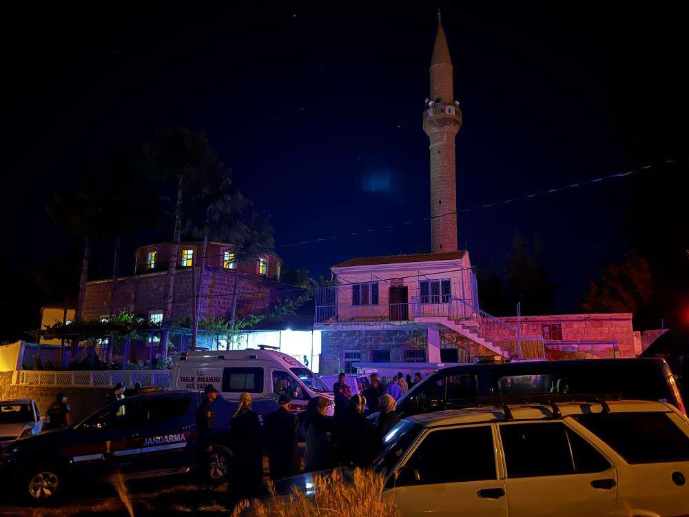 Cami avlusunda bıçaklı saldırı! 2 kişi öldürüldü 9