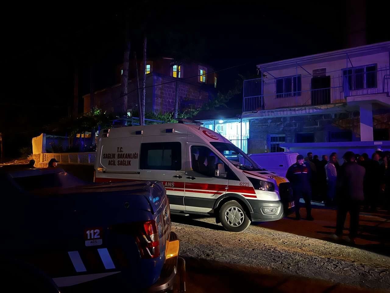 Cami avlusunda bıçaklı saldırı! 2 kişi öldürüldü 3