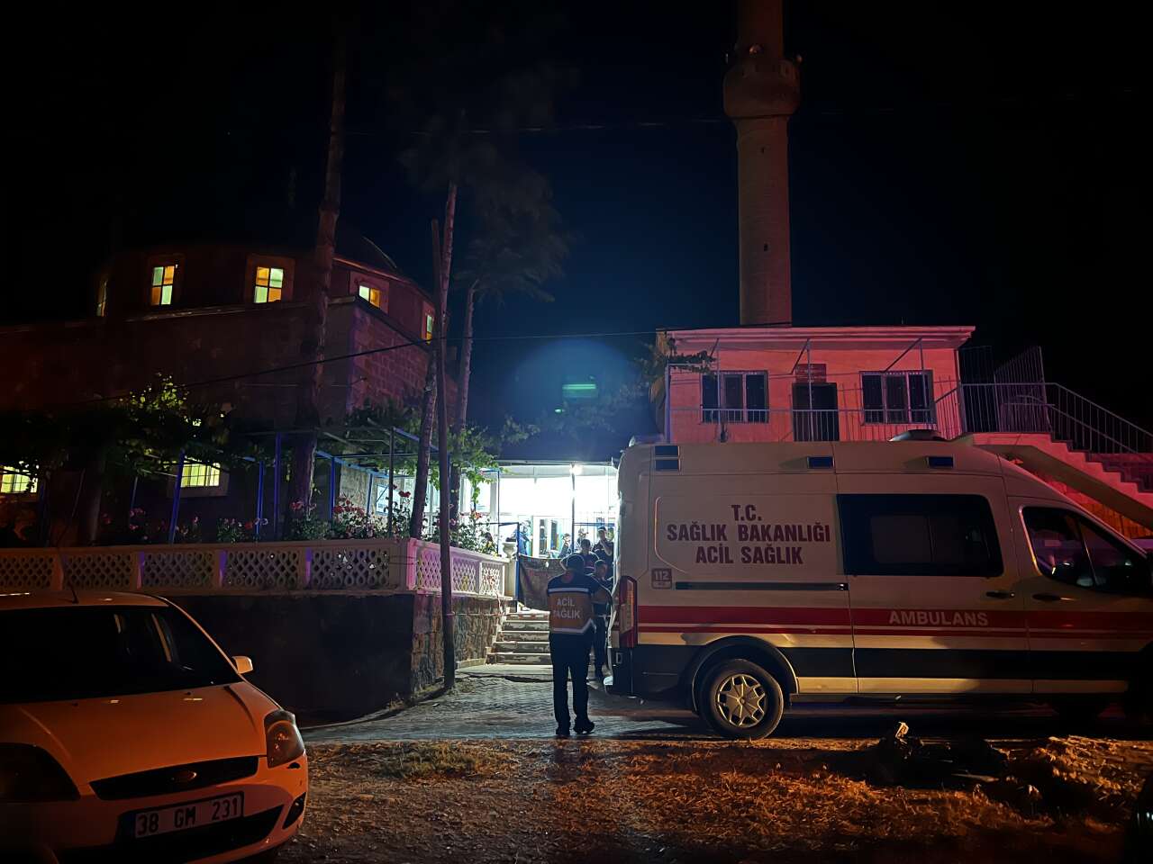 Cami avlusunda bıçaklı saldırı! 2 kişi öldürüldü 1