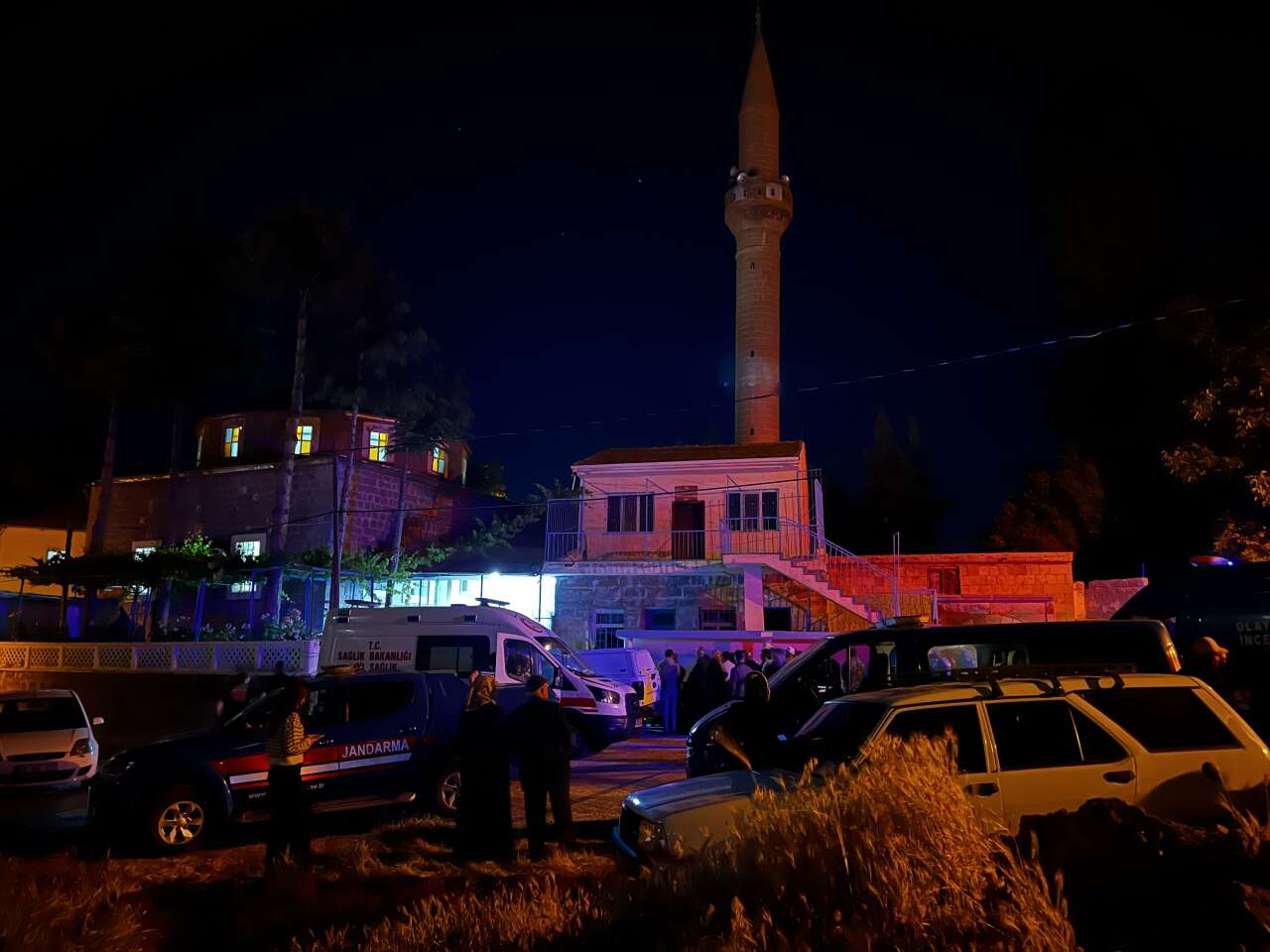 Cami avlusunda bıçaklı saldırı! 2 kişi öldürüldü 4