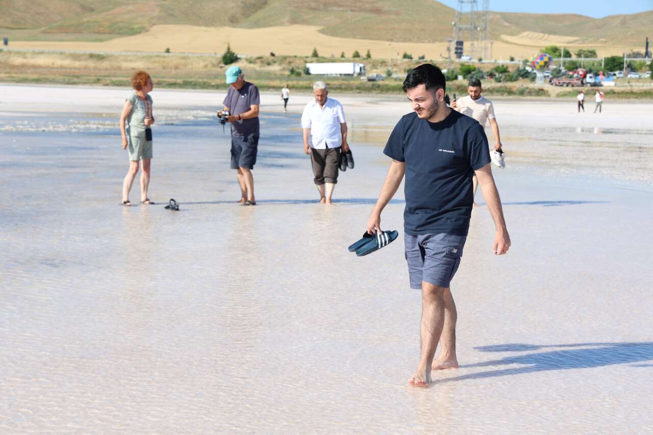66 yılın en yağışlı dönemi Tuz Gölü’ne yaradı! Şifa için akın ediyorlar 5