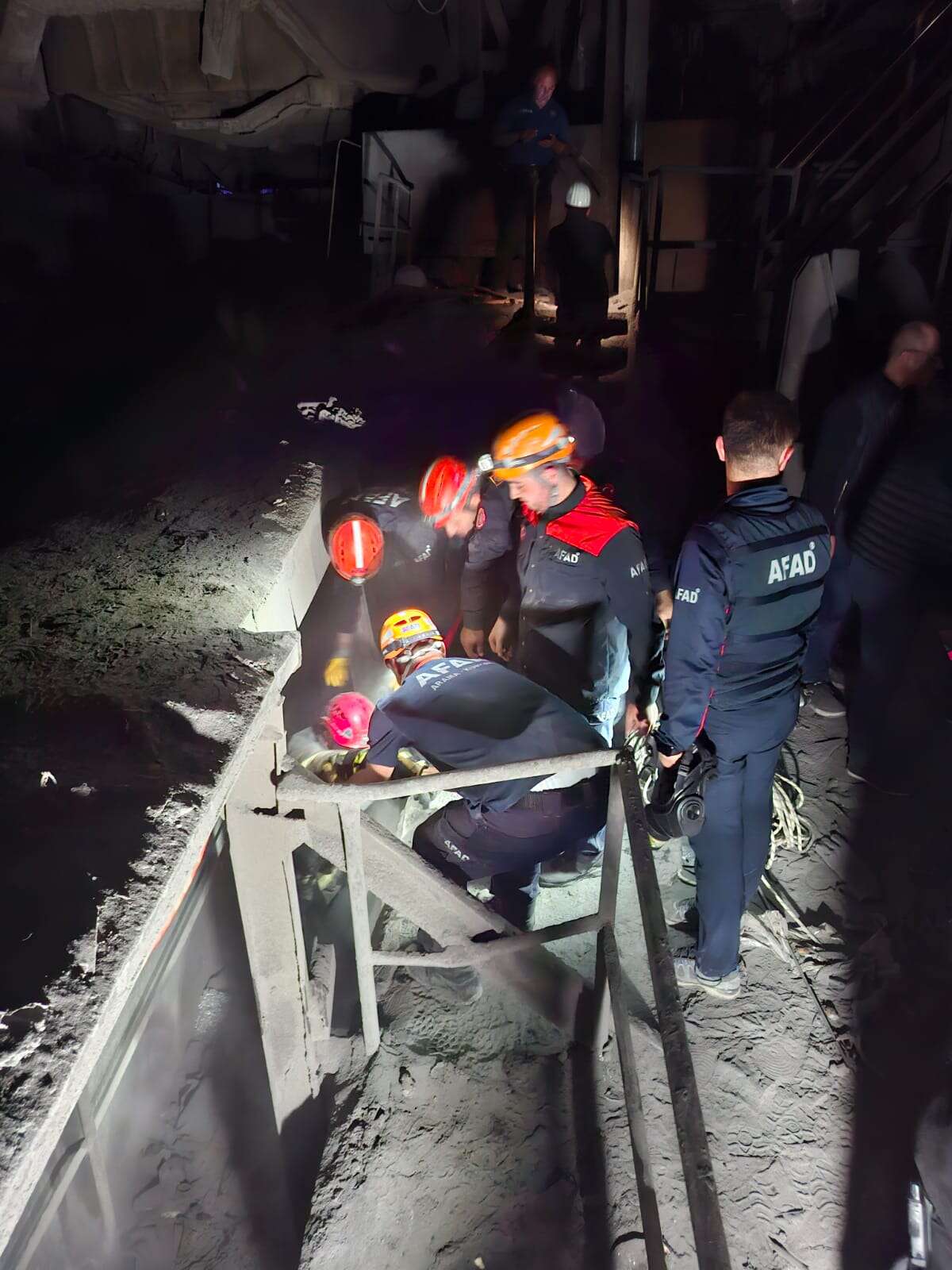 Fabrikada facia! Akıma kapılıp kuyuya düşen 3 işçi hayatını kaybetti 11