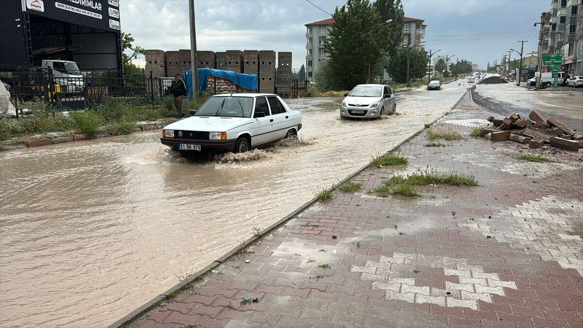 Sel felaketi yaşanan ilimizde araçlar suya kapıldı, can kaybı var 4