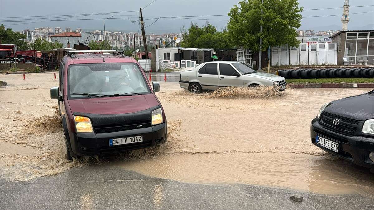 Sel felaketi yaşanan ilimizde araçlar suya kapıldı, can kaybı var 5