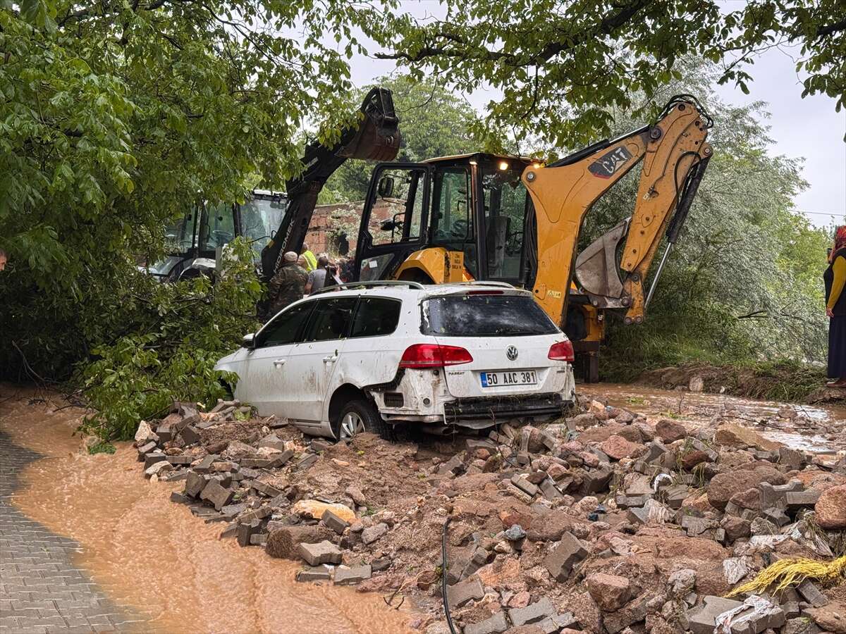Sel felaketi yaşanan ilimizde araçlar suya kapıldı, can kaybı var 10