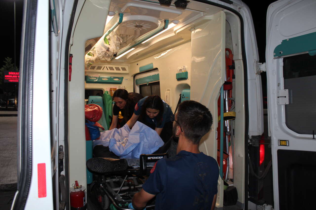 Arkadaşlarıyla parkta saldırıya uğradı! Önce biber gazı, sonra bıçakla saldırdı 1