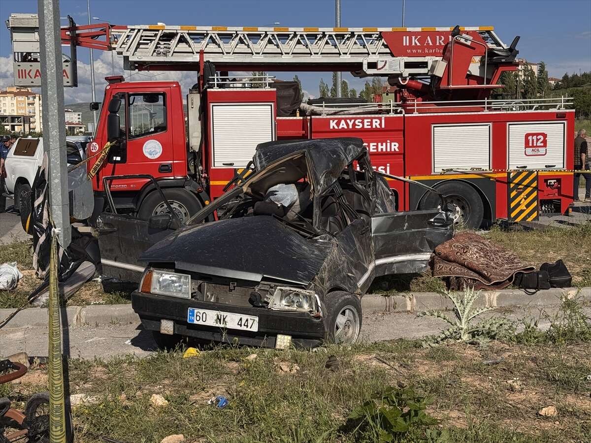 İki otomobil çarpıştı! 3 ölü, 5 yaralı var 5