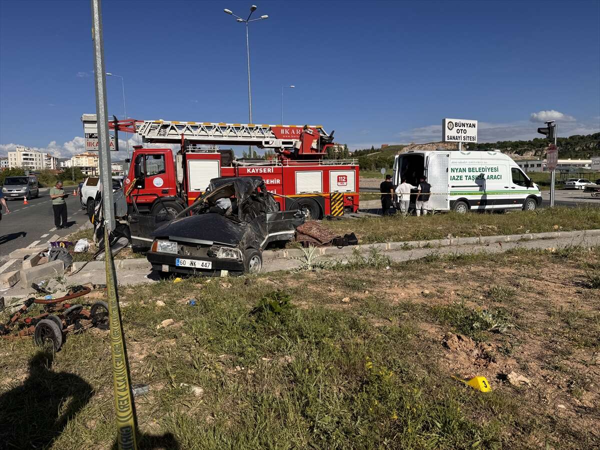 İki otomobil çarpıştı! 3 ölü, 5 yaralı var 1