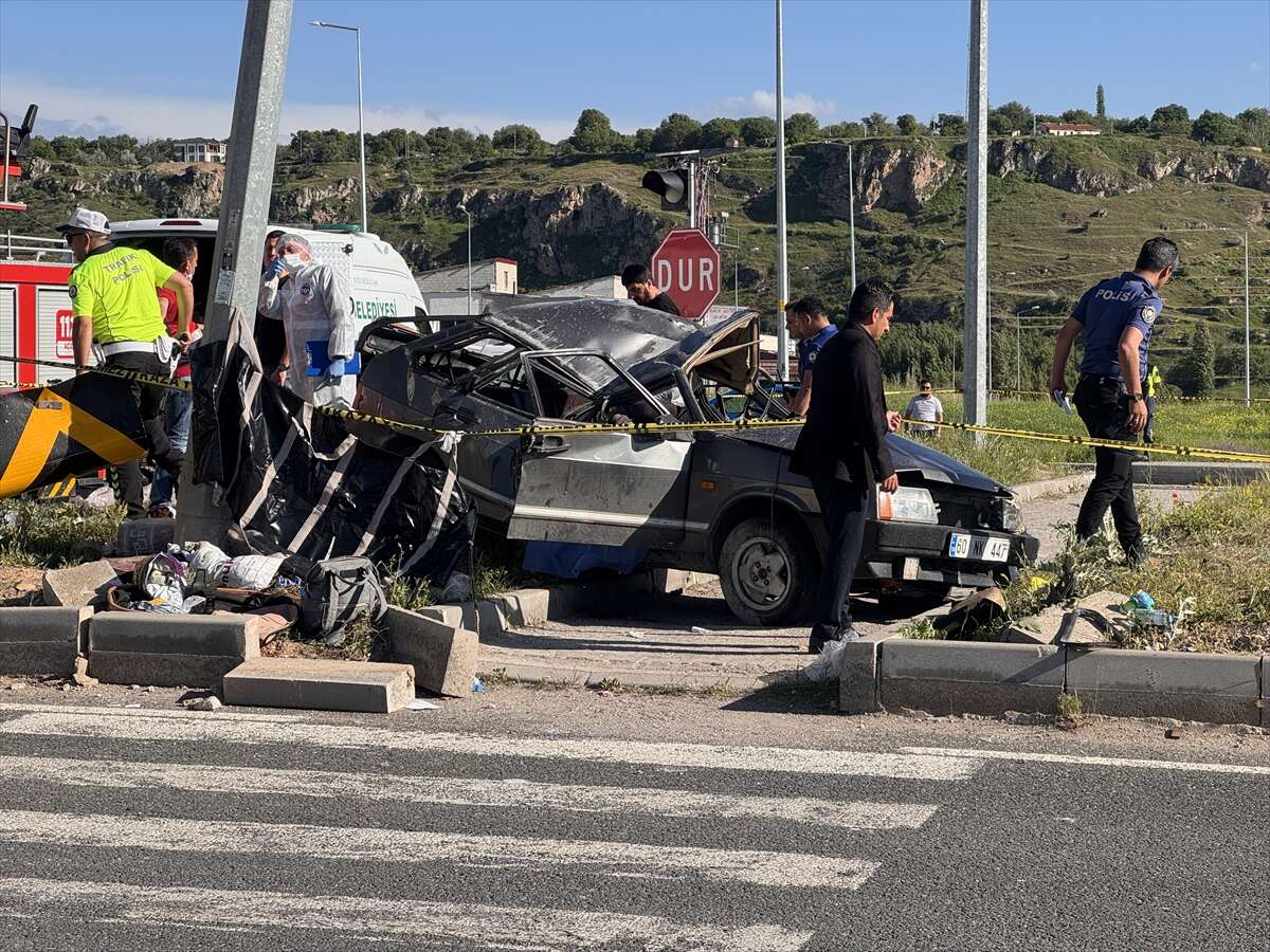 İki otomobil çarpıştı! 3 ölü, 5 yaralı var 6