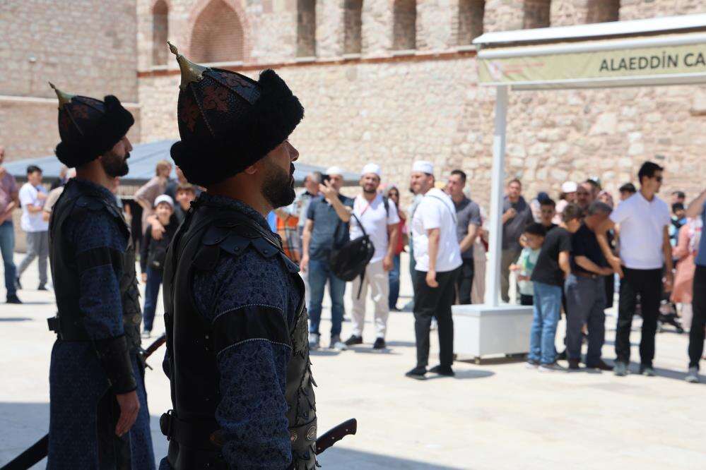 Konya’da şehrin kalbindeki 800 yıllık camide her Cuma aynı gurur yaşanıyor 2