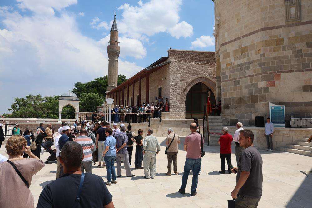 Konya’da şehrin kalbindeki 800 yıllık camide her Cuma aynı gurur yaşanıyor 4