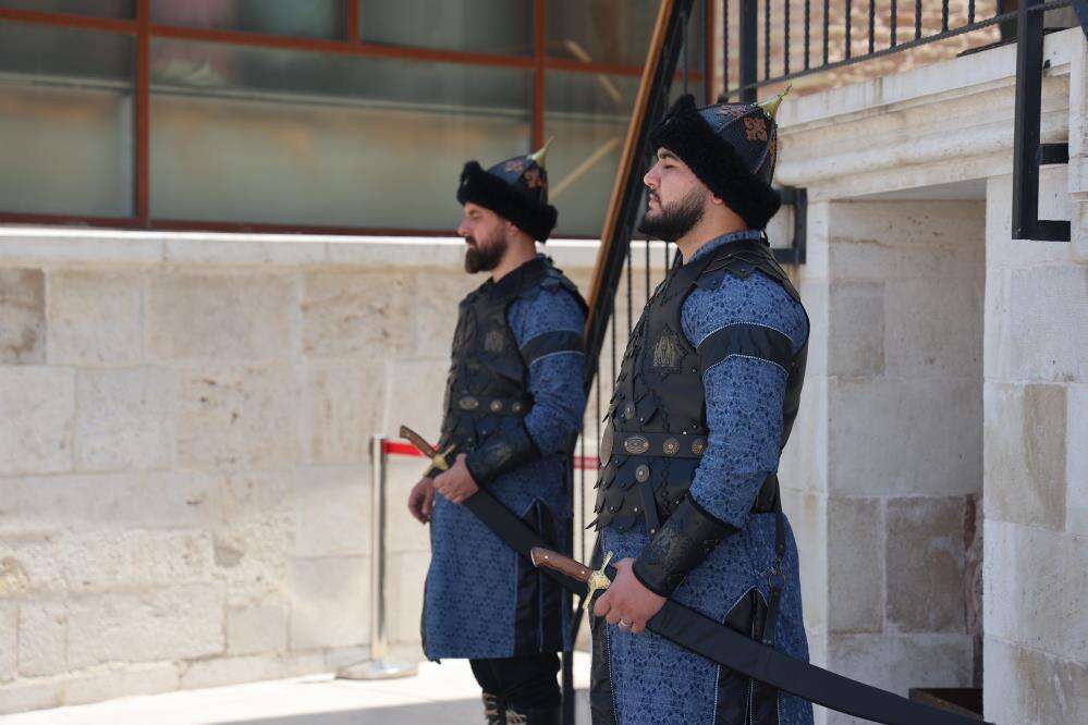 Konya’da şehrin kalbindeki 800 yıllık camide her Cuma aynı gurur yaşanıyor 1