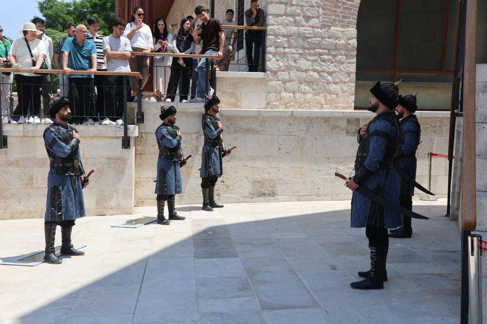 Konya’da şehrin kalbindeki 800 yıllık camide her Cuma aynı gurur yaşanıyor 6