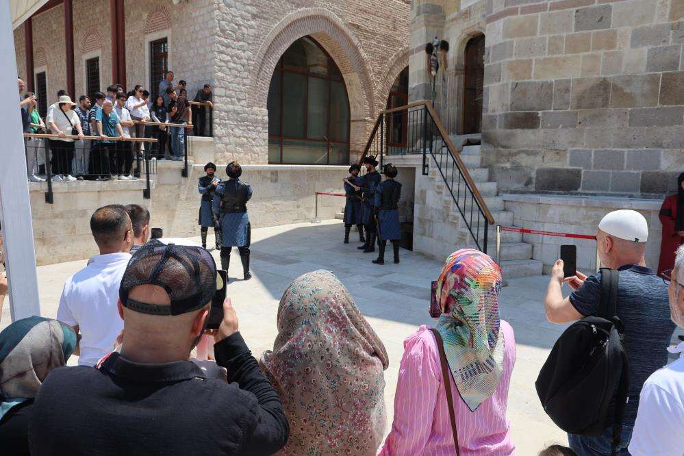 Konya’da şehrin kalbindeki 800 yıllık camide her Cuma aynı gurur yaşanıyor 7