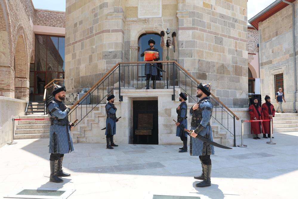 Konya’da şehrin kalbindeki 800 yıllık camide her Cuma aynı gurur yaşanıyor 9