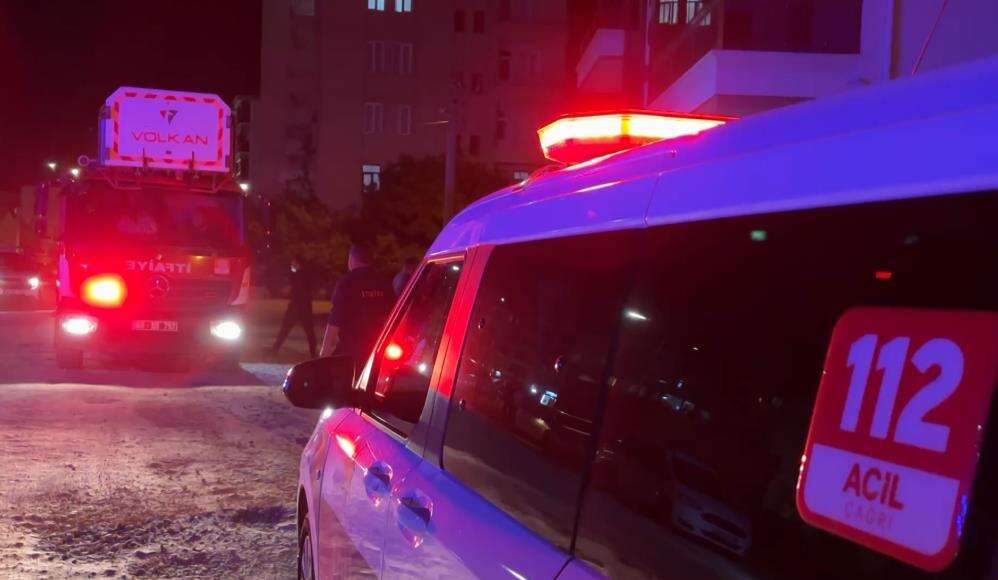 Ambulans kapısından fırlayıp kameramana böyle saldırdı 3