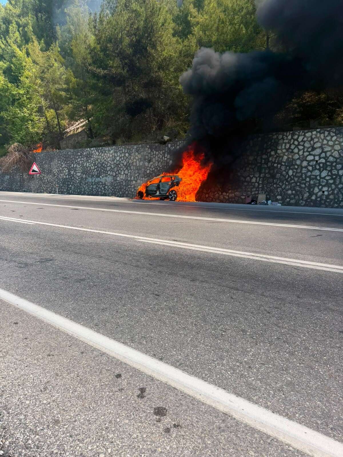 Tatilden dönen Konyalı ailenin otomobili alev alev yandı! Faciadan kıl payı kurtuldular 1