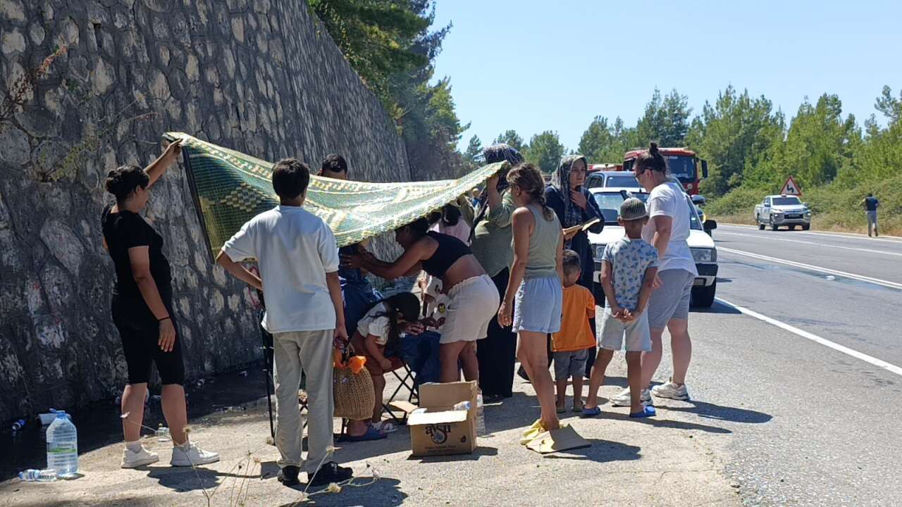 Tatilden dönen Konyalı ailenin otomobili alev alev yandı! Faciadan kıl payı kurtuldular 6