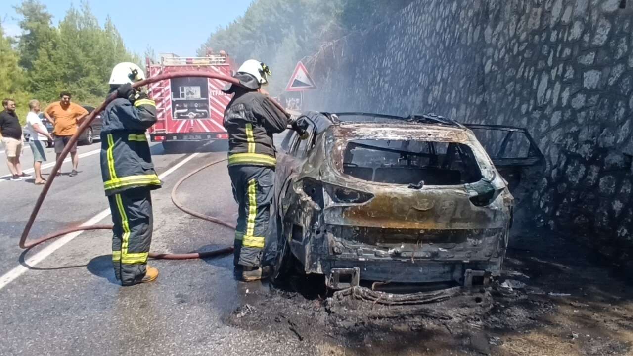 Tatilden dönen Konyalı ailenin otomobili alev alev yandı! Faciadan kıl payı kurtuldular 4