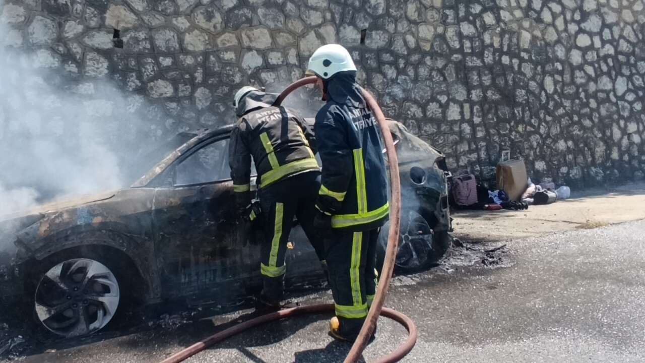 Tatilden dönen Konyalı ailenin otomobili alev alev yandı! Faciadan kıl payı kurtuldular 3