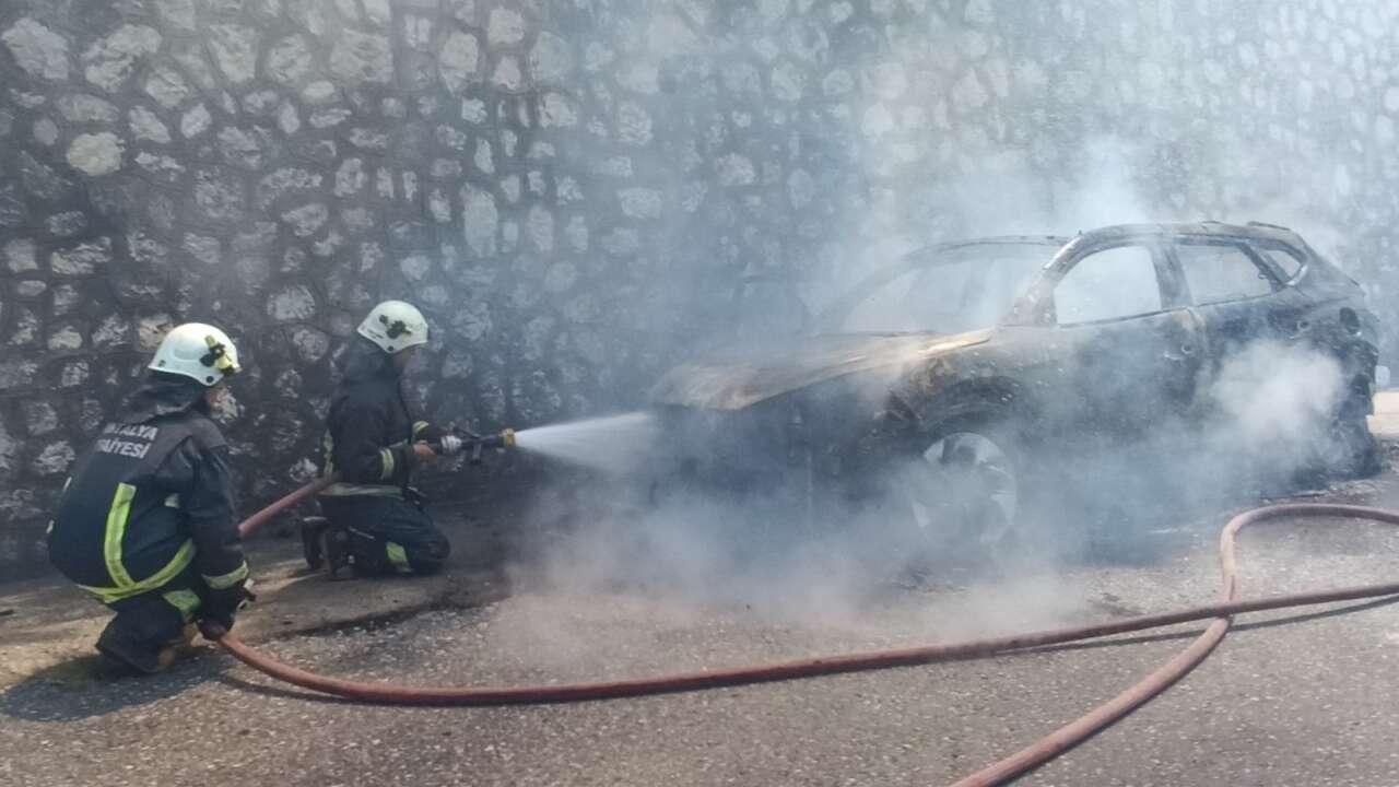 Tatilden dönen Konyalı ailenin otomobili alev alev yandı! Faciadan kıl payı kurtuldular 2