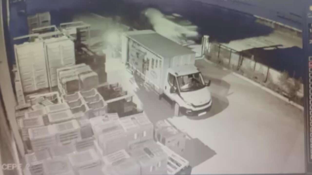 Konya yolunda traktöre çarpan kamyonet duvara saplandı! Ali Baki öldü 1