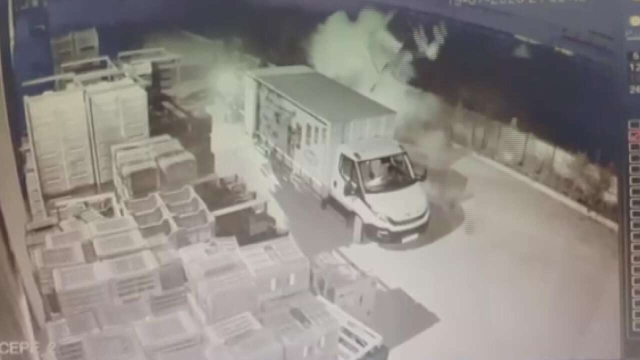 Konya yolunda traktöre çarpan kamyonet duvara saplandı! Ali Baki öldü 2