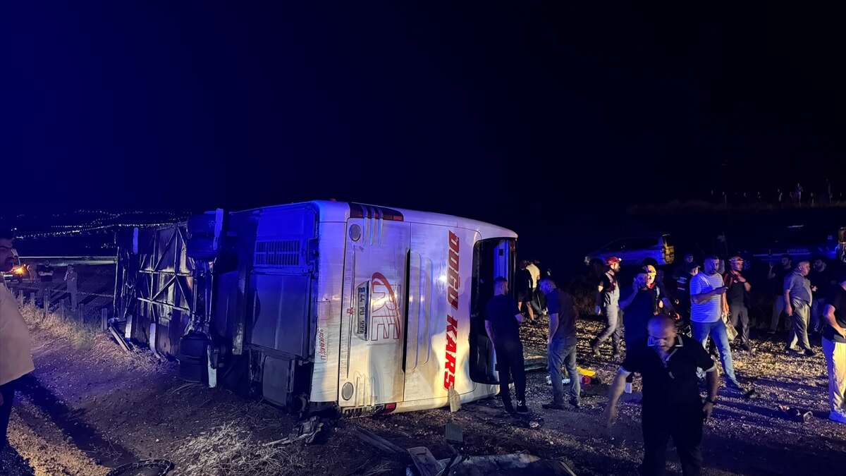 Yağmurlu yolda yolcu otobüsü şarampole devrildi! 40 kişi yaralandı 3