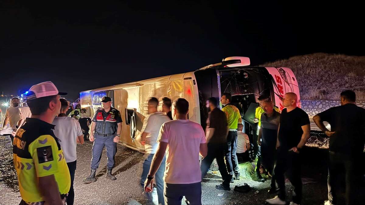 Yağmurlu yolda yolcu otobüsü şarampole devrildi! 40 kişi yaralandı 4