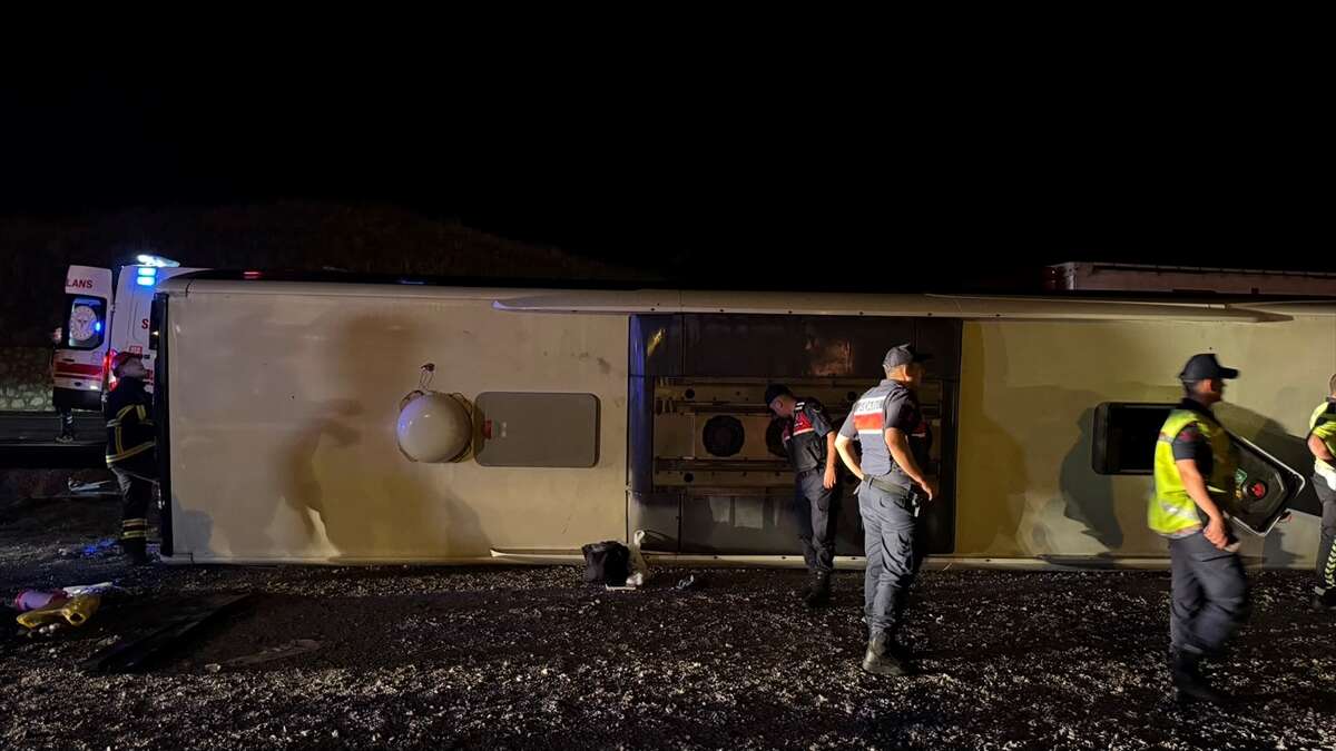Yağmurlu yolda yolcu otobüsü şarampole devrildi! 40 kişi yaralandı 5