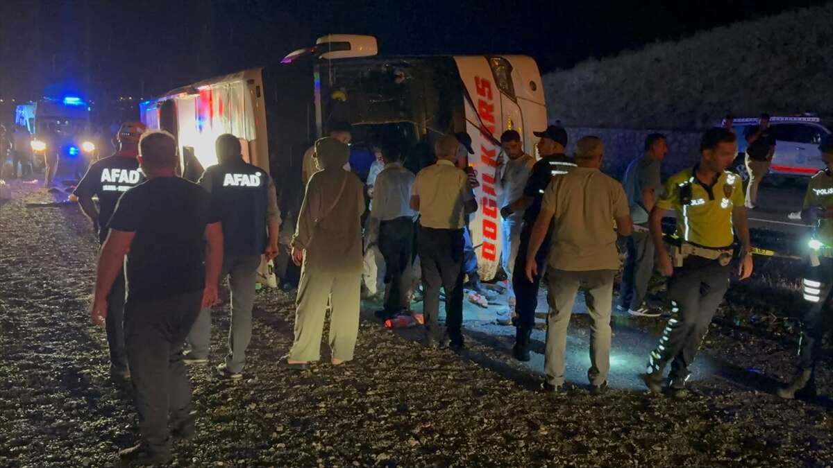 Yağmurlu yolda yolcu otobüsü şarampole devrildi! 40 kişi yaralandı 9
