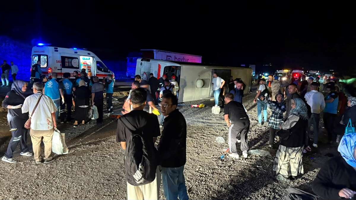 Yağmurlu yolda yolcu otobüsü şarampole devrildi! 40 kişi yaralandı 10