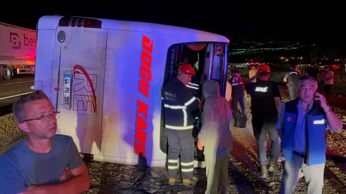 Yağmurlu yolda yolcu otobüsü şarampole devrildi! 40 kişi yaralandı 11
