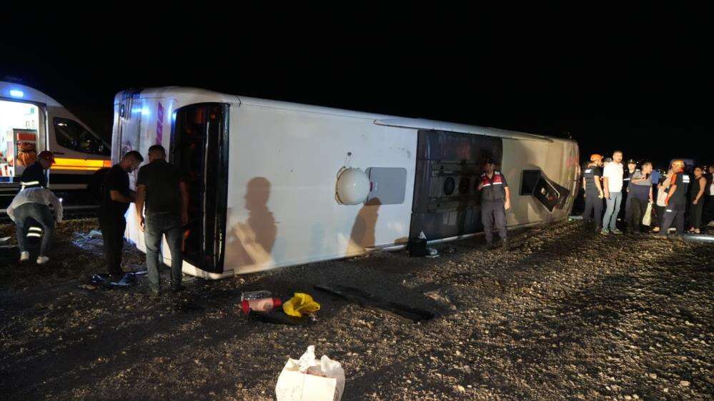 Yağmurlu yolda yolcu otobüsü şarampole devrildi! 40 kişi yaralandı 6