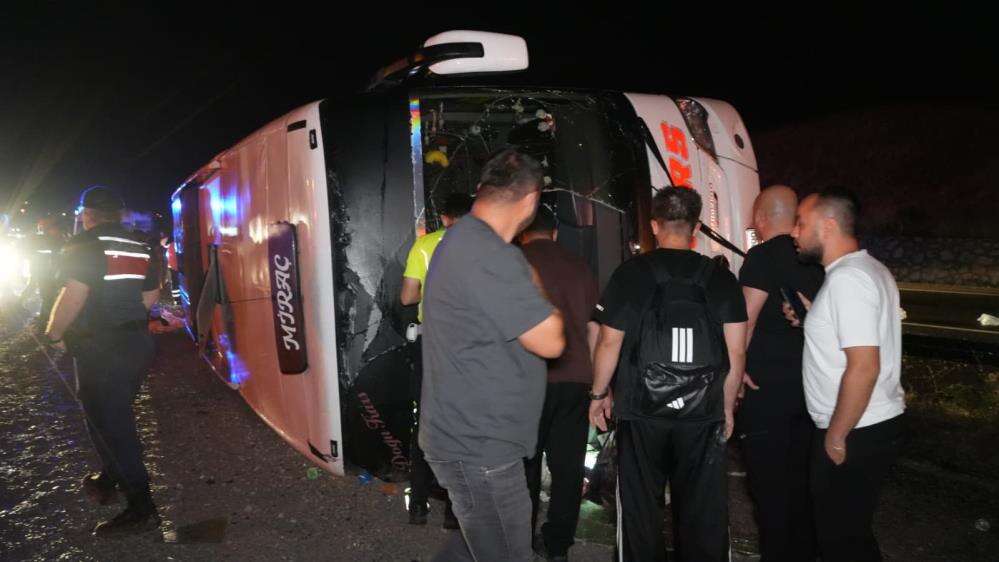Yağmurlu yolda yolcu otobüsü şarampole devrildi! 40 kişi yaralandı 8