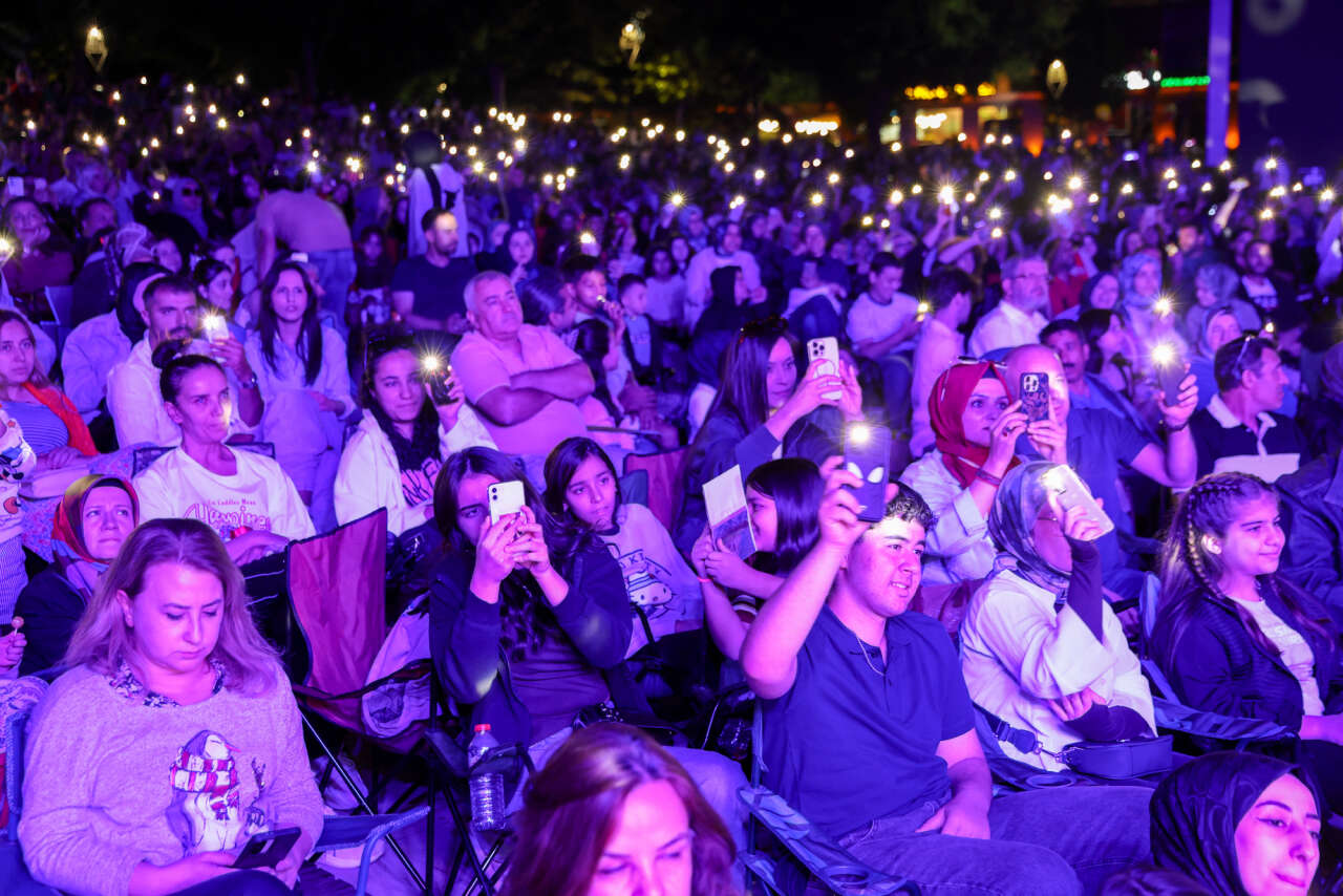 Konya’da binlerce kişi şarkılarla 2000'lere döndü 6