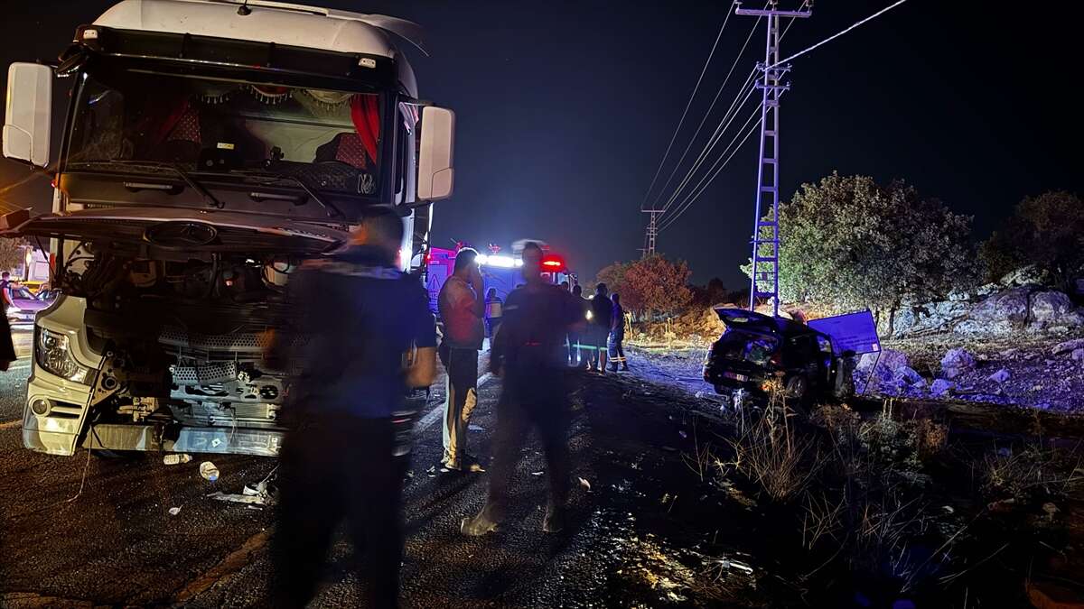 Otomobil kamyonla çarpıştı! 2 kişi yaşamını yitirdi, 6 yaralı var 3