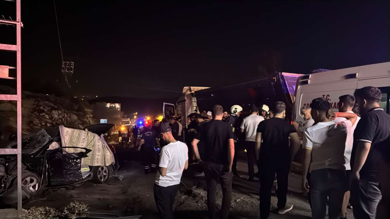 Otomobil kamyonla çarpıştı! 2 kişi yaşamını yitirdi, 6 yaralı var 5