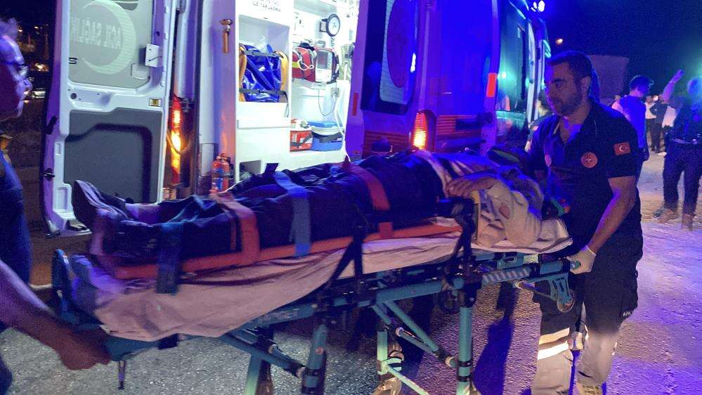 TIR’a çarpan Tofaş bu hale geldi! 5 kişi yaralandı 3