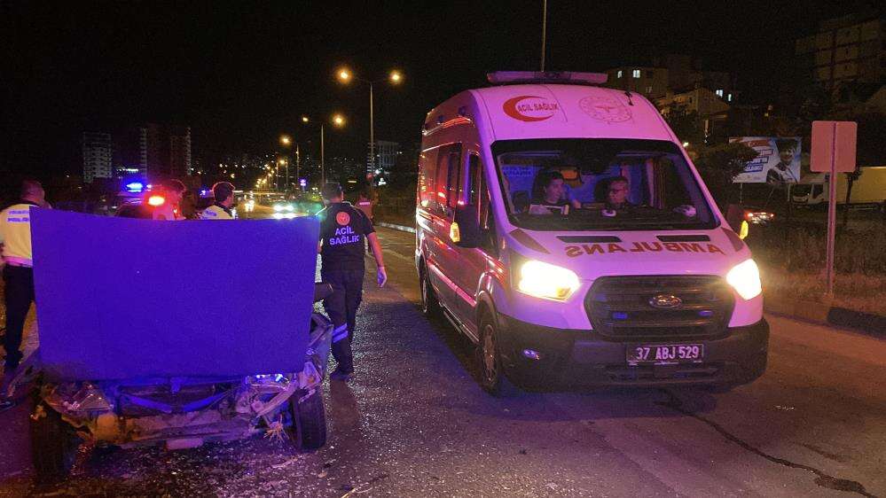 TIR’a çarpan Tofaş bu hale geldi! 5 kişi yaralandı 2