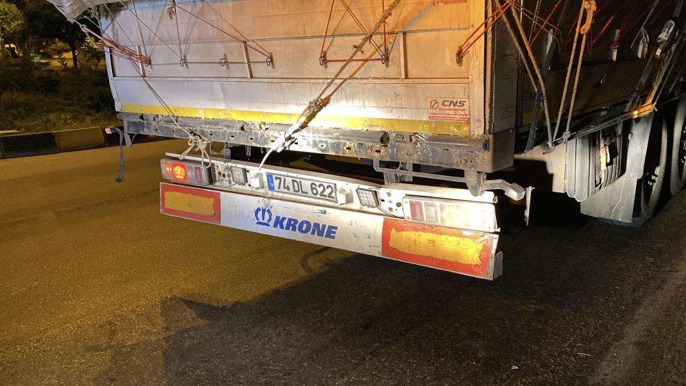TIR’a çarpan Tofaş bu hale geldi! 5 kişi yaralandı 4