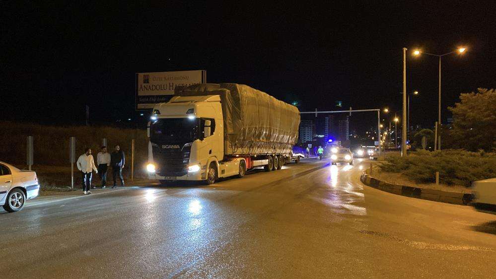 TIR’a çarpan Tofaş bu hale geldi! 5 kişi yaralandı 5