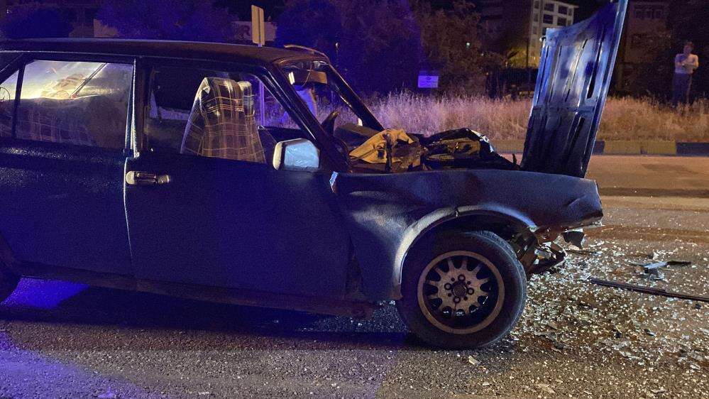TIR’a çarpan Tofaş bu hale geldi! 5 kişi yaralandı 1