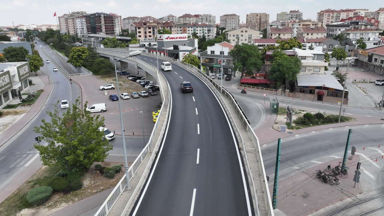 Konya’da binlerce sürücünün geçtiği üst geçit 600 ton asfaltla yenilendi 9