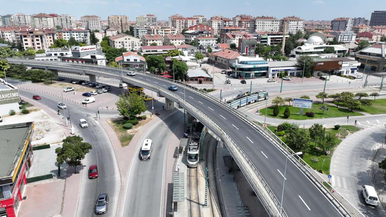 Konya’da binlerce sürücünün geçtiği üst geçit 600 ton asfaltla yenilendi 8