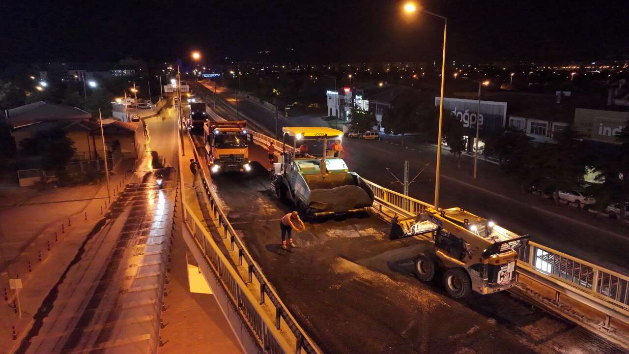 Konya’da binlerce sürücünün geçtiği üst geçit 600 ton asfaltla yenilendi 4