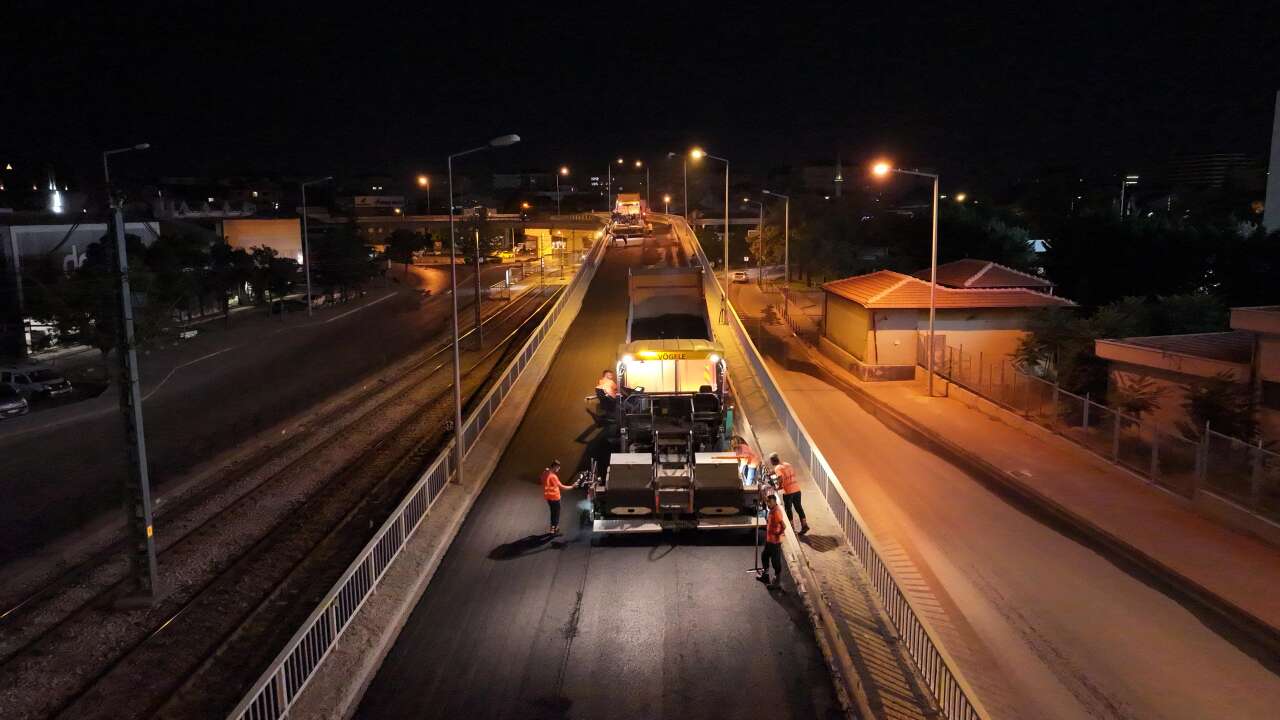 Konya’da binlerce sürücünün geçtiği üst geçit 600 ton asfaltla yenilendi 1