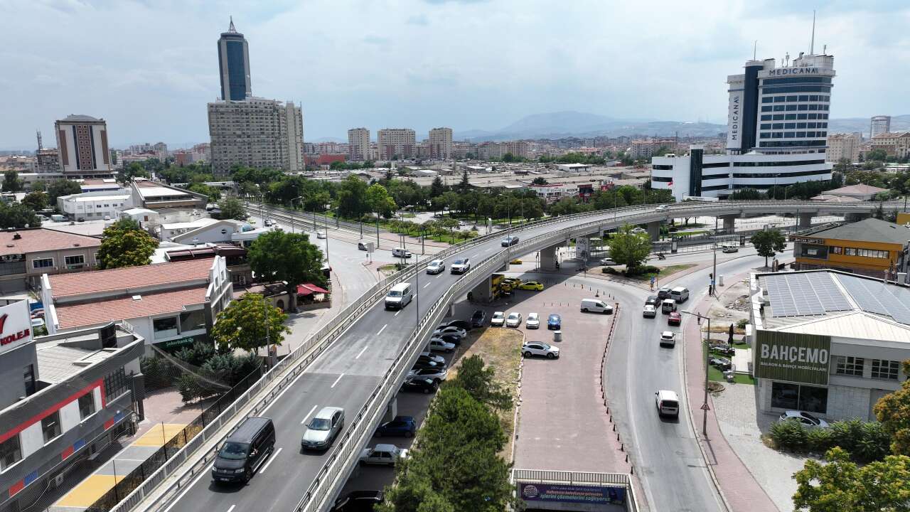 Konya’da binlerce sürücünün geçtiği üst geçit 600 ton asfaltla yenilendi 11