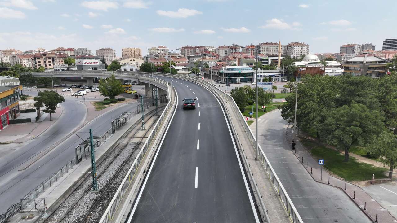 Konya’da binlerce sürücünün geçtiği üst geçit 600 ton asfaltla yenilendi 10